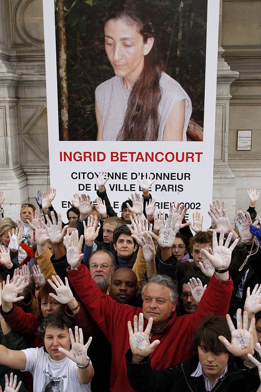 El ex marido de Ingrid Betancourt, Frabice Delloye, con el hijo de ambos, Lorenzo, durante un acto de apoyo a la liberación en París el 19 de abril pasado.