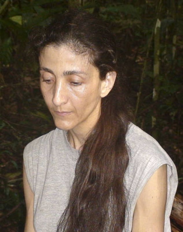 Una imagen de Ingrid Betancourt de un vídeo tomado durante su secuestro que muestra su deterioro obtenido en 2007 y que constituía la primera prueba de vida de la misma.