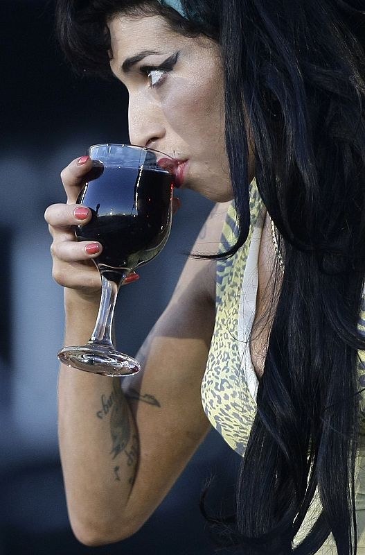 Amy Winehouse bebe una copa de vino