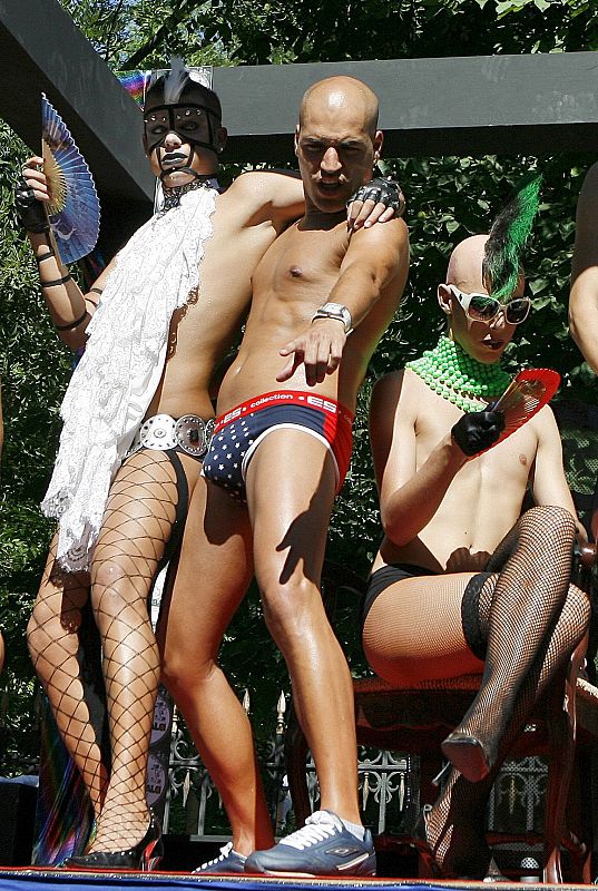 Saludo desde la carroza del Orgullo en Madrid