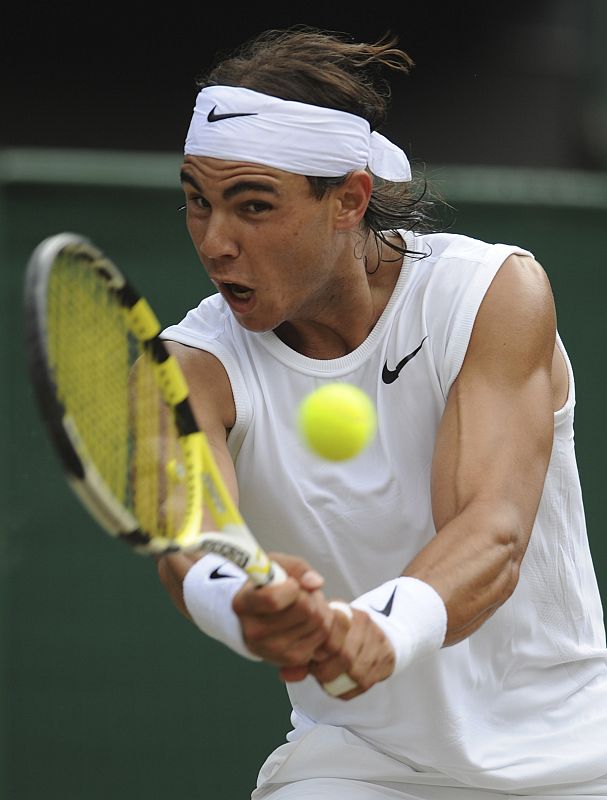 Nadal devolviendo una pelota