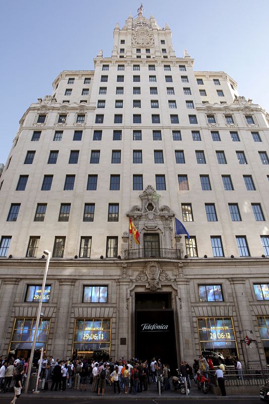 Cientos de personas esperaban ante la sede de Telefónica en Madrid para comprar el iPhone.