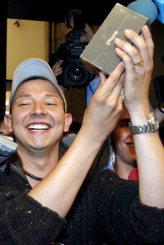 La primera persona en adquirir el iPhone en España, tras esperar desde las 17:00 del día anterior de su puesta en venta por telefónica, ha sido Carlos Andrés Rodríguez. 
