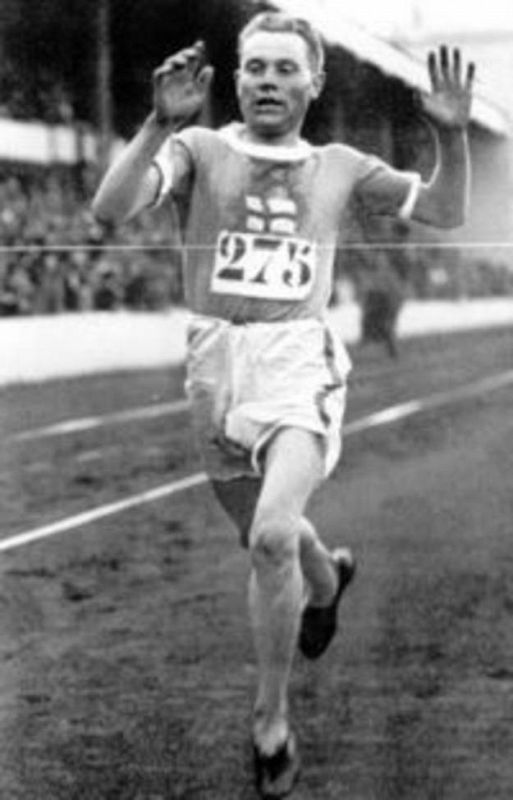 El atleta finés, Paavo Nurmi, obtuvo tres oros