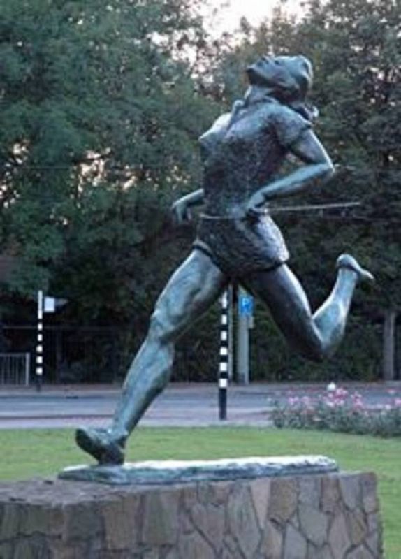 Estatuta de la atleta holandesa Blankers- Koen que se llevó cuatro oros en Londres