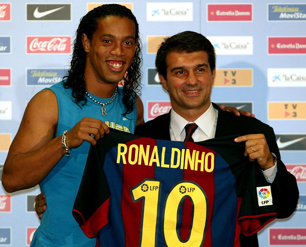 Ronaldinho fue el 'crack' mediático del recién elegido Joan Laporta. En verano de 2003, el jugador llegaba procedente del Paris Saint Germain, por una cifra cercana a los 30 millones de euros, de la mano de su gran valedor en el club., Sandro Rosell.