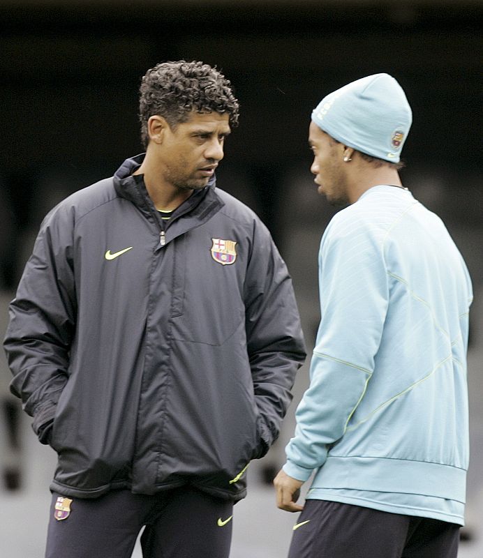 De estrella a apartado del equipo, en la última temporada las relaciones con el entrenador del Barcelona, Frank Rijkaard, no fueron cordiales. El jugador se entrenaba solo o en el gimnasio y no se implicó con el equipo.