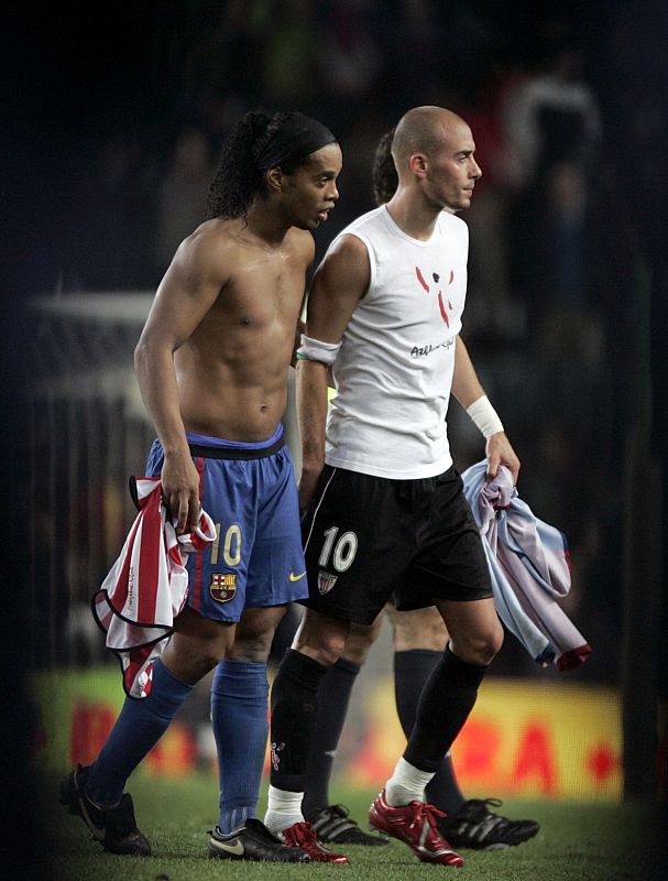 A comienzos de 2007, el cuerpo de Ronaldinho descubría algunas curvas que pusieron en tela de juicio su forma física.
