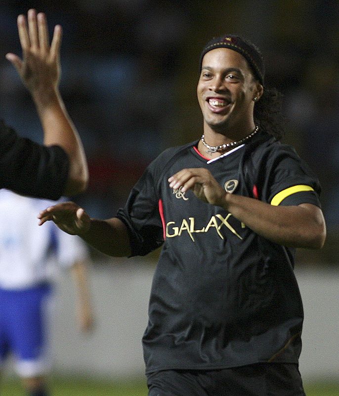 Una de las últimas imágenes de Ronaldinho en un campo fue en un partido amistoso frente a un equipo de amigos de Leo Messi, el pasado 28 de junio.