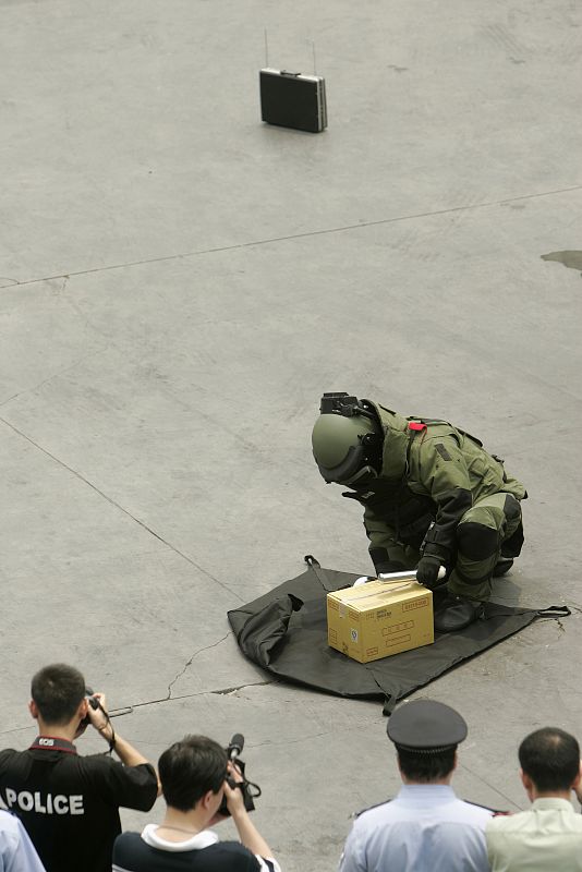 No, no es robocop, es un miembro de las fuerzas especiales de seguridad desplegado para los Juegos.