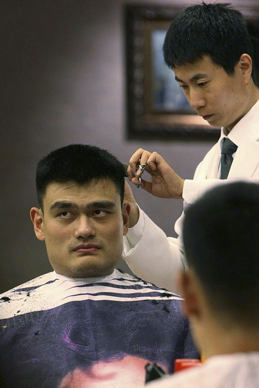 Yao Ming se pone guapo para los Juegos.