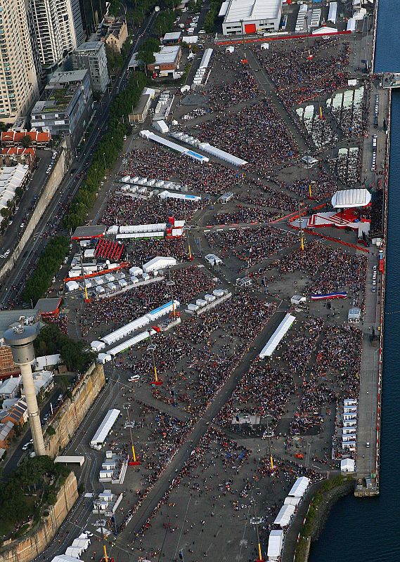 Miles de personas esperan la llegada de Benedicto XVI en los escenarios montados en el puerto conocido como Barangaroo, en Sidney, el pasado 17 de julio.