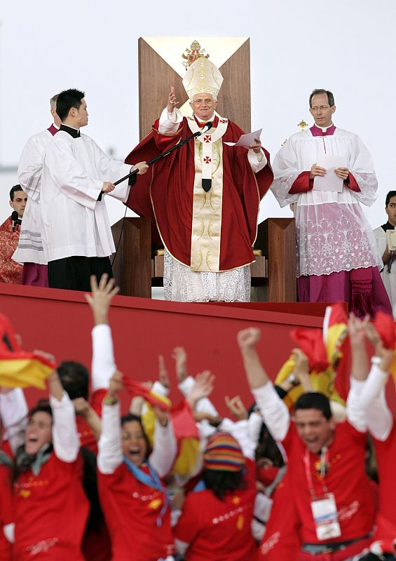 Spanish pilgrims celebrate Madrid being named host city for 2011 World Youth Day by Pope Benedict XVI in Sydney