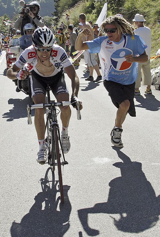 Un aficionado acompaña a Sastre en su escapada en solitario en el Alpe d'Huez