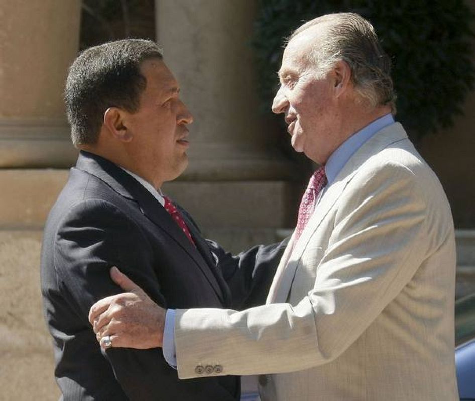 El rey Juan Carlos y el presidente de presidente venezolano, Hugo Chávez conversan a las puertas del Palacio de Marivent de Palma de Mallorca, residencia de verano de la Familia Real.