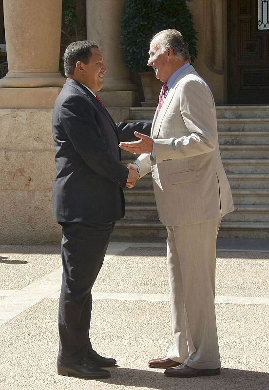 Don Juan Carlos y el presidente de presidente venezolano, Hugo Chávez se estrechan la mano hoy a las puertas del Palacio de Marivent de Palma de Mallorca, en el primer encuentro cara a cara tras '¿por qué no te callas?'