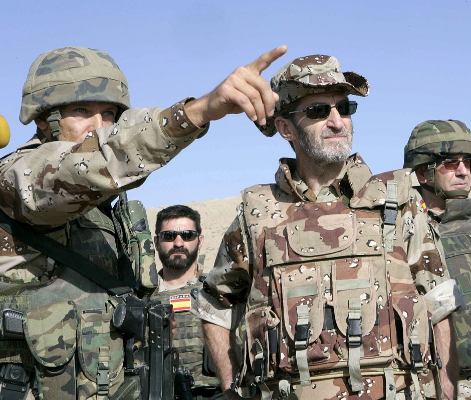 El jefe del Estado Mayor de la Defensa (JEMAD), el general del Aire José Julio Rodríguez  escucha al capitán Marín durante la visita sorpresa que ha realizado a las tropas que se encuentran en misión en Afganistán.