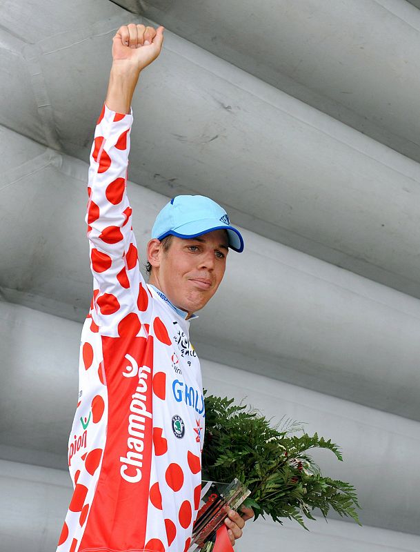 El ciclista austríaco Bernhardt Kohl, rey de la montaña del Tour'08, saluda sobre el podio al término de la penúltima etapa del Tour.