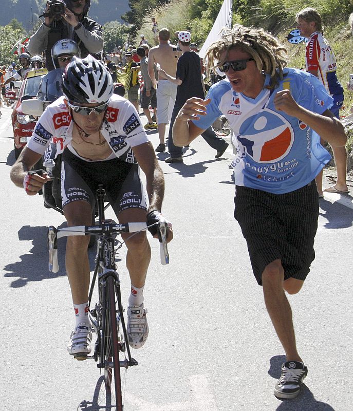 El ciclista español animado por un aficionado, durante la subida a l'Alpe d'Huez, en la 17ª etapa.