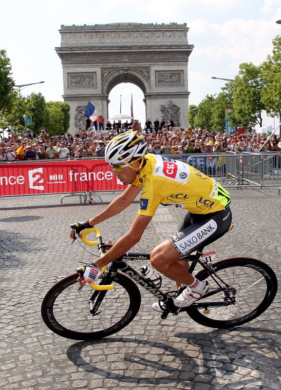 Sastre pasa delante del Arco del Triunfo, en los Campos Elíseos, durante la última etapa del Tour de Francia que ha transcurrido en París.
