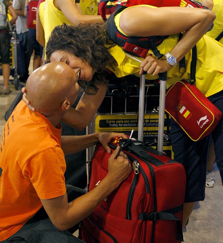 La atleta Raquel Corral se despide de su novio antes de volar hacia China