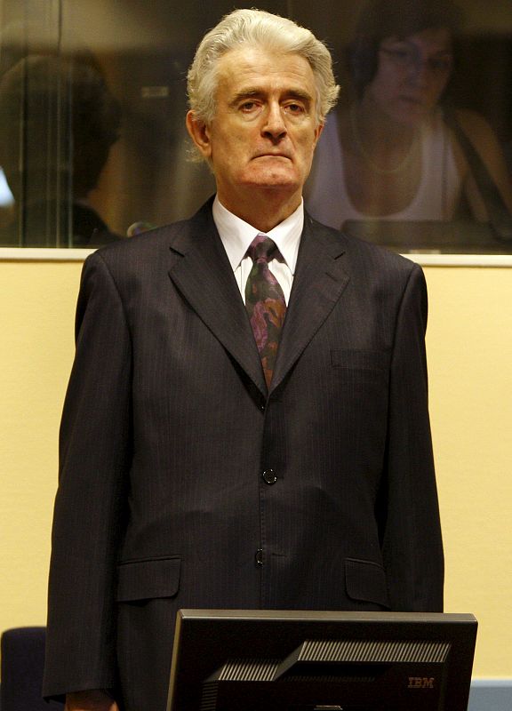 El ex líder serbobosnio Radovan Karadzic es fotografiado en la sala donde ha comparecido ante los jueces