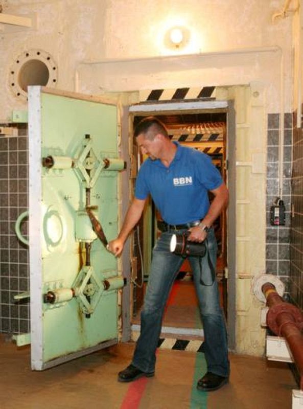 Sebastian Tenschert, miembro de la sociedad 'Berlin Bunker network' muestra el refugio subterráneo que se ha abierto al público. 