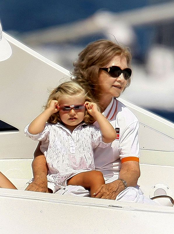 LA REINA CON LEONOR, SIGUEN DESDE EL MAR LA COPA DEL REY