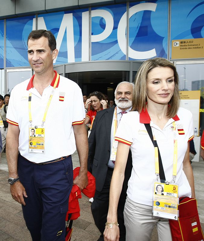 Los Príncipes de Asturias, Felipe de Borbón y Letizia, recorren las instalaciones del Centro de Prensa Internacional, donde se han mostrado convencidos de que los deportistas olímpicos participantes en los Juegos de Pekín, les van a dar muchas alegrí