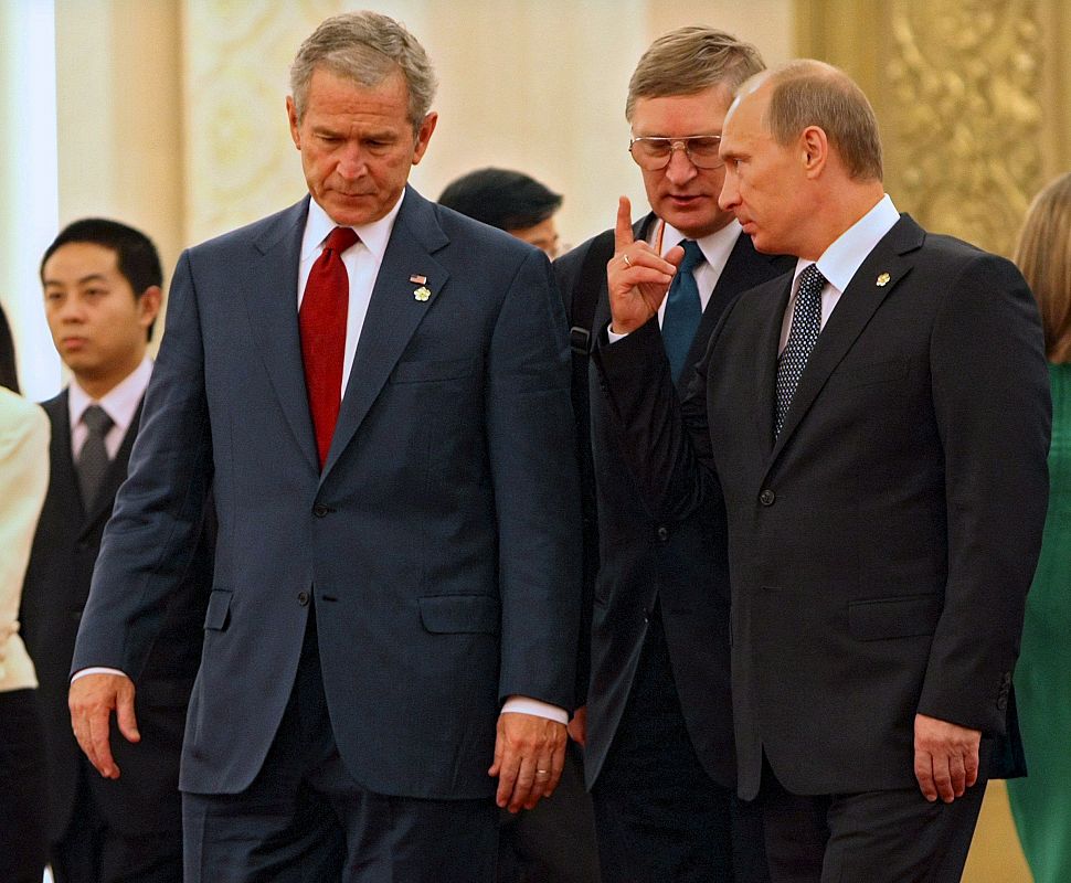 El primer ministro ruso, Vladimir Putin, charla con el presidente de los Estados Unidos, George W. Bush, durante su encuentro en Pekín.