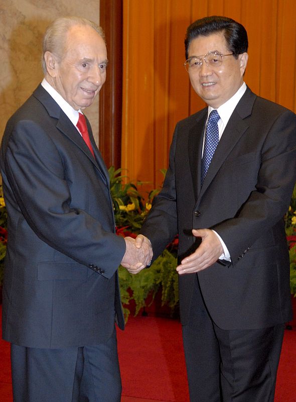 El presidente de Israel, Simon Peres, saluda al presidente de China Hu Jintao, a su llegada a Pekín para asistir a la inauguración de los Juegos Olímpicos.