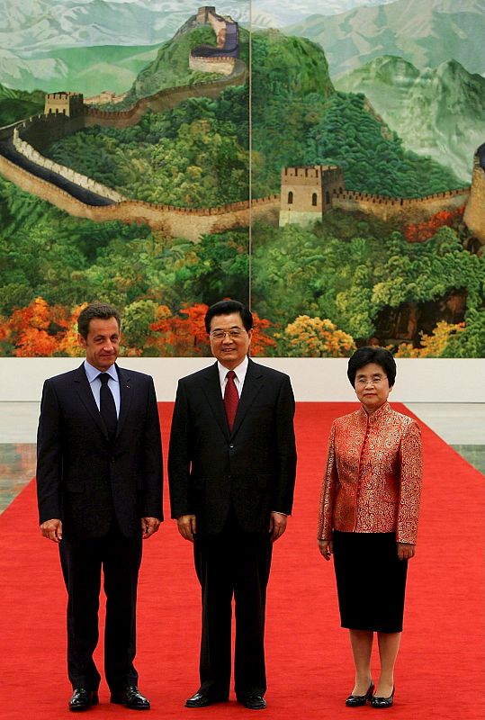 El presidente francés, Nicolás Sarkozy, posa para los fotógrafos junto al presidente chino, Hu Hintao, y su esposa Liu Yongqing, antes de la celebración de un banquete en el Gran Salón del Pueblo.