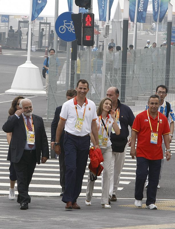 Los Príncipes de Asturias, Felipe de Borbón y Letizia, visitan las instalaciones del  Centro de Prensa Internacional.