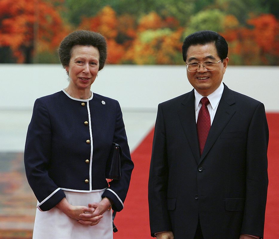 Chinese President Hu poses for a photo with Britain's Princess Anne before a welcome banquet in Beijing