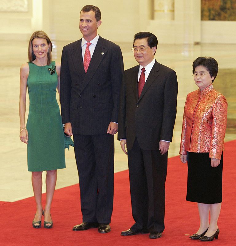 Spain's Crown Prince Felipe and Princess Letizia pose with China's President Hu in China