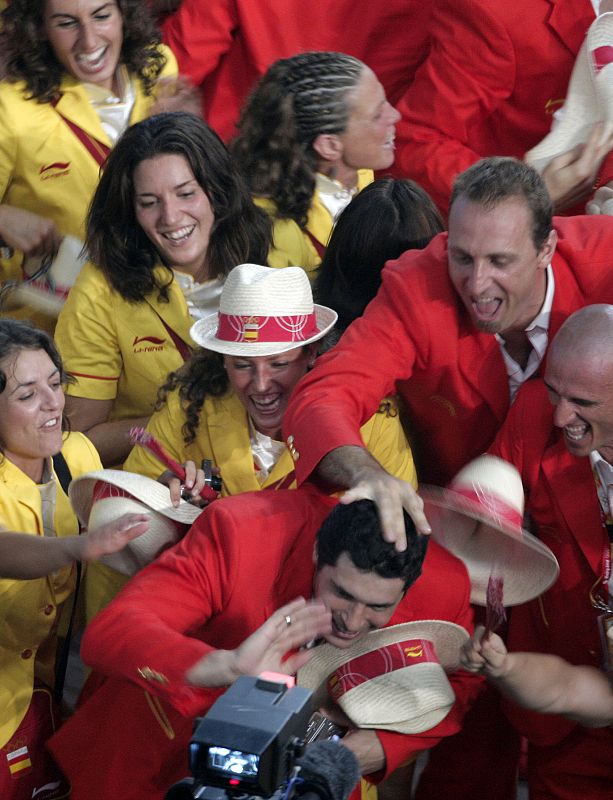 Los deportistas españoles buscan la cámara de televisión para hacernos llegar su gran alegría.