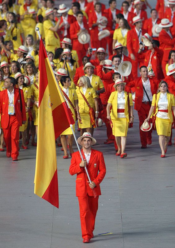 El piragüista David Cal abandera a la delegación española.