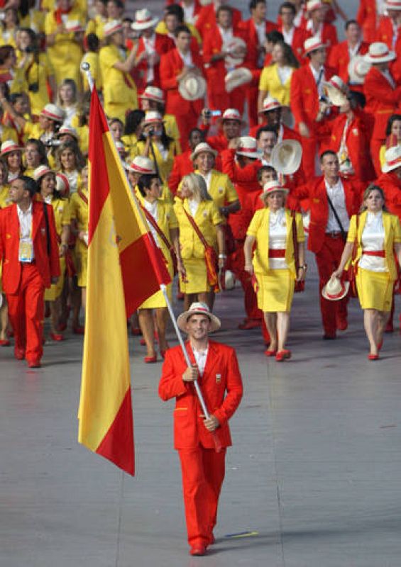 El piragüista David Cal abandera a la delegación española. 
