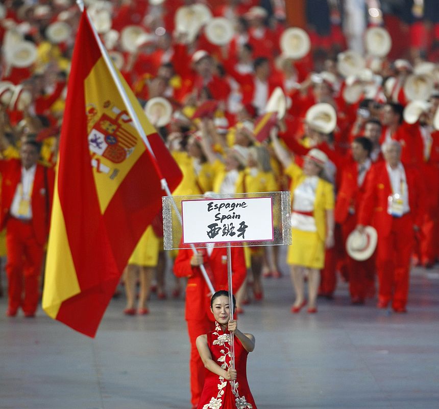 Una joven china sostiene el cartel que anuncia al conjunto español.