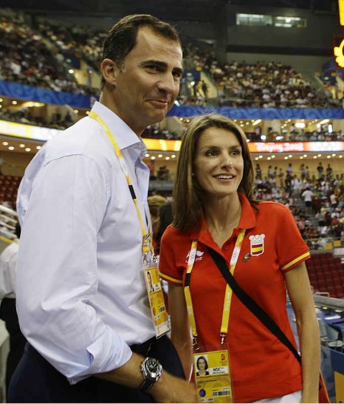 Spanish Crown Prince Felipe and his wife Princess Letizia arrive to watch the women's Group B basketball game between Spain and China at the Beijing 2008 Olympic Games