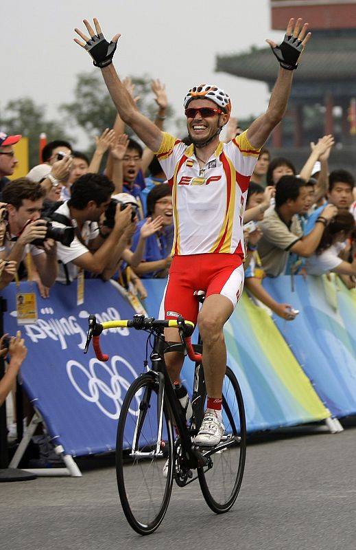 Samuel Sanchez of Spain celebrates winning men's road race cycling competition at Beijing 2008 Olympic Games