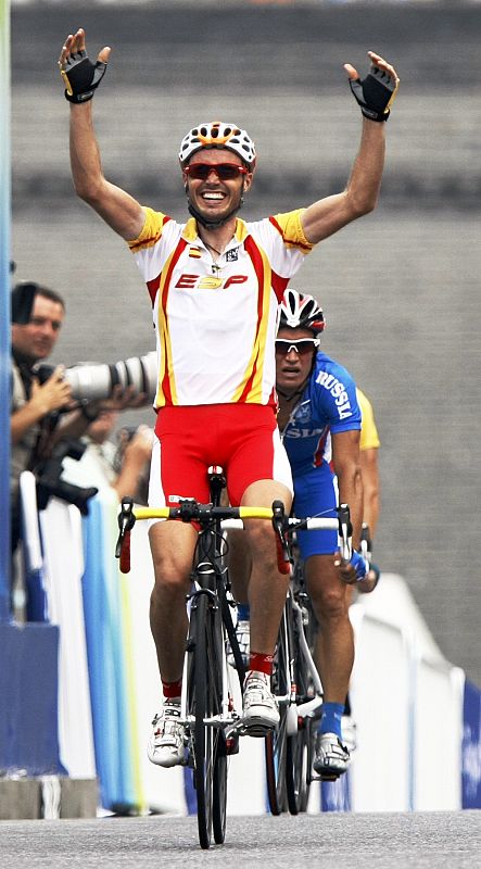 Samuel Sanchez of Spain celebrates winning men's road race cycling competition at Beijing 2008 Olympic Games