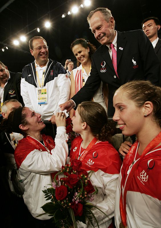 El equipo norteamericano de esgrima femenino con el ex presidente de EEUU, George H. Bush.