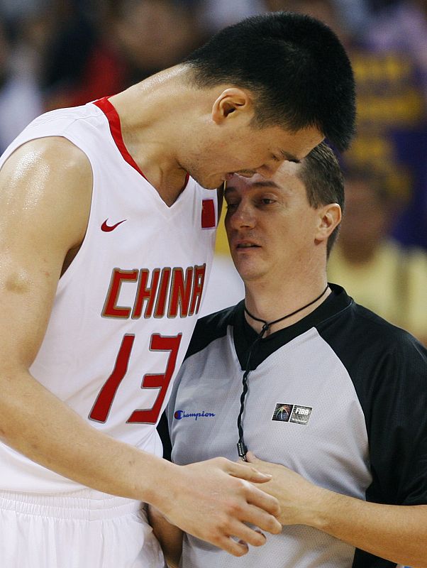 Yao Ming protesta al árbitro una de las jugadas del partido.