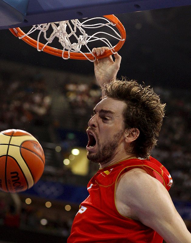 El jugador español Pau Gasol hace un mate durante el partido contra China.