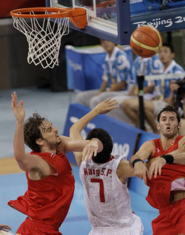 Gasol, Rudy y el chino Shipeng Wang saltan por un rebote.