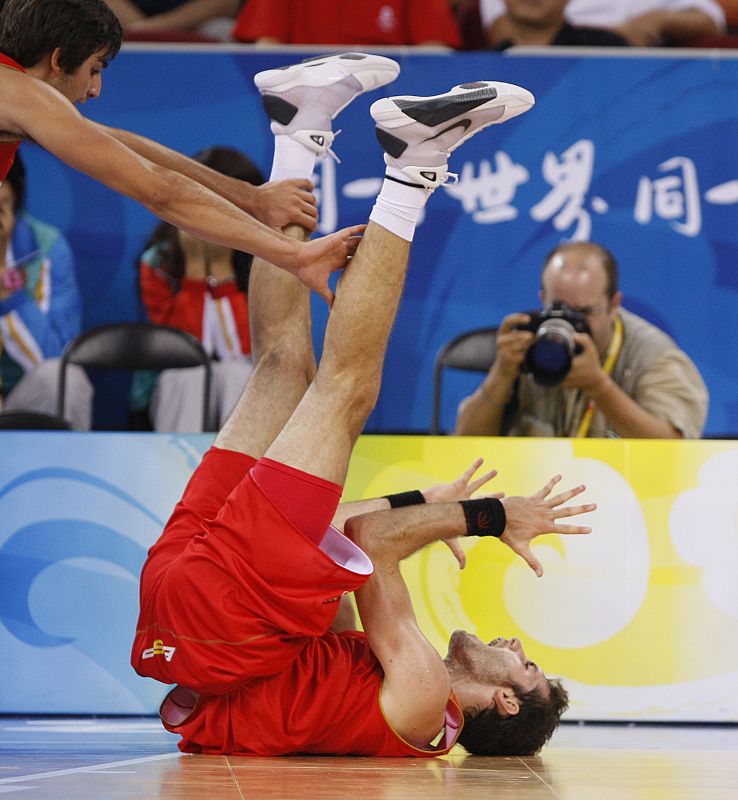 Rudy Fernandez cae al suelo en un encontronazo con un jugador del equipo chino.