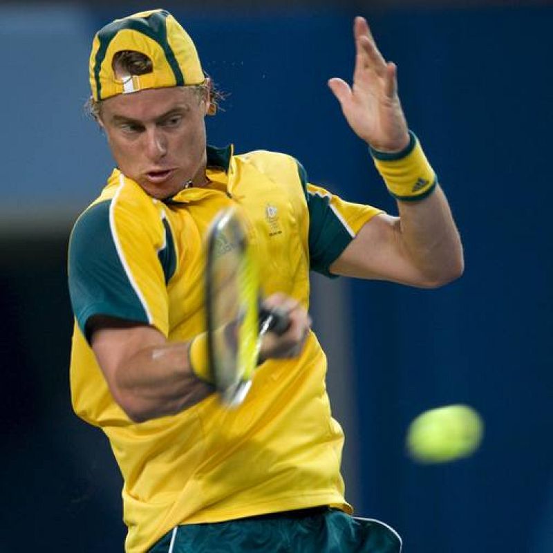 El australiano devuelve una bola a Nadal durante el partido de segunda ronda.