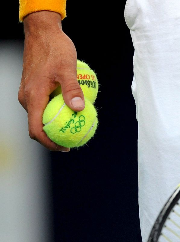 El manacorí sostiene dos bolas en su mano durante su encuentro ante el australiano Hewitt.