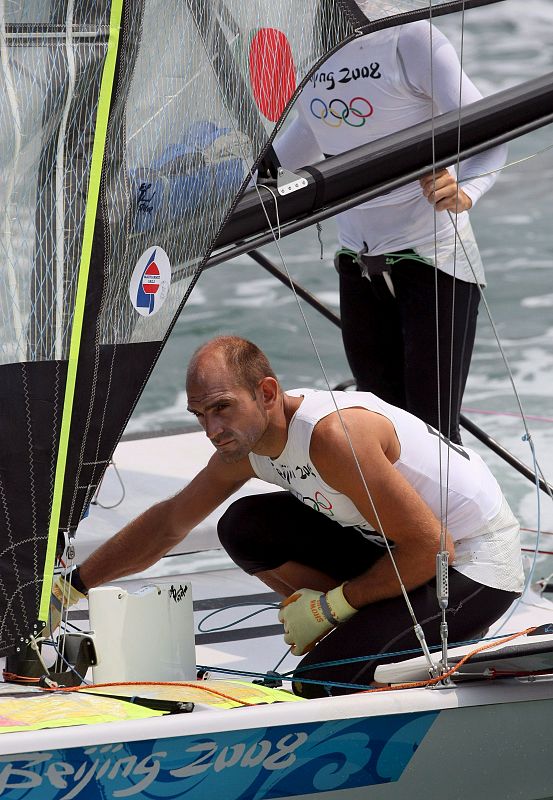 Los españoles de clase 49er Iker Martinez y Xabier Fernandez preparan su barco antes de la regata en el centro de vela Olímpico de Qingdao.